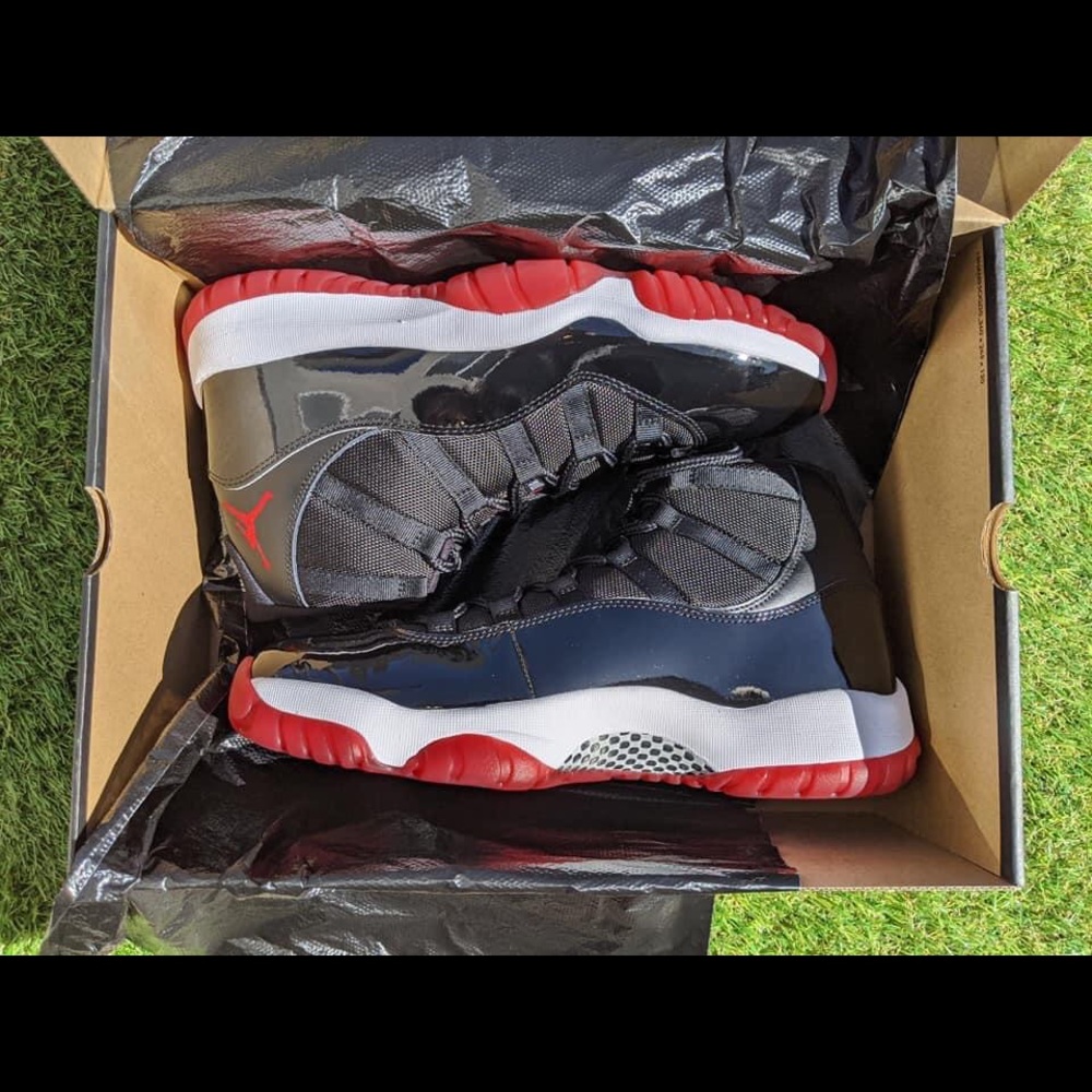 Bred 11s sz 10 (Worn once)